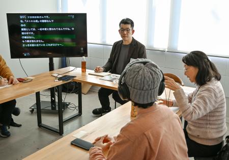 　文字起こしアプリを使い、会話を聞き取りやすくする「聞き取り困難症」の当事者ら＝２月、奈良市