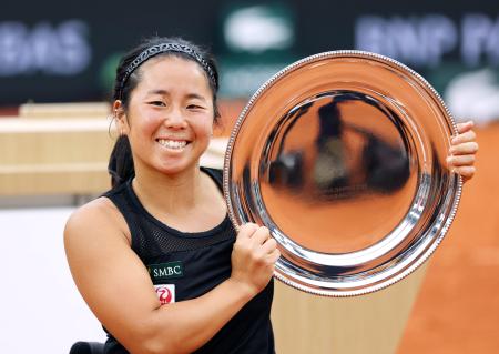 　車いすの部女子シングルスで優勝した上地結衣＝パリ（共同）