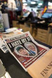 　トランプ米大統領とマスク氏について１面で報じる米紙＝６日、米バージニア州アーリントン（ロイター＝共同）