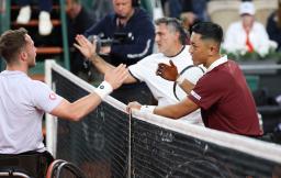 　車いすの部男子ダブルス決勝で敗れた小田凱人（右手前）、ステファン・ウデ組＝パリ（共同）