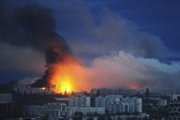 　７日、ロシアの空爆を受けるウクライナ東部ハルキウの住宅街（ＡＰ＝共同）