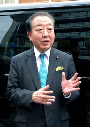 　記者団の取材に応じる立憲民主党の野田代表＝８日午後、静岡市