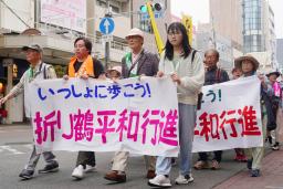 　核兵器廃絶を求め、名古屋市中心部を行進する被団協の金本弘さん（前列右から２人目）ら＝８日午後