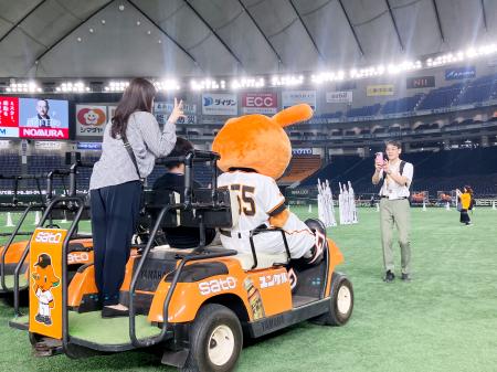 　警視庁に招待されたプロ野球の巨人―楽天戦を観戦後、グラウンドで記念撮影をする参加者＝８日午後、東京ドーム