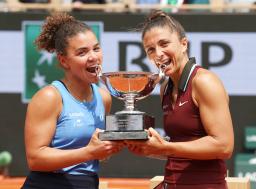 　女子ダブルスで優勝したサラ・エラニ（右）、ジャスミン・パオリーニ組＝パリ（共同）