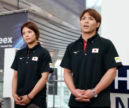 　世界柔道への出発前に取材に応じる阿部一二三（右）と阿部詩＝９日、羽田空港