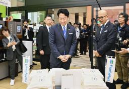 　備蓄米が販売されたファミリーマートの店舗を視察する小泉農相（中央）＝５日、東京都港区