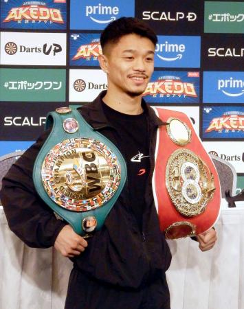 　記者会見でポーズをとるバンタム級２団体統一王者となった中谷潤人＝９日、東京都文京区