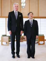 　リトアニアのナウセーダ大統領と記念撮影される天皇陛下＝９日午前、皇居・御所（代表撮影）