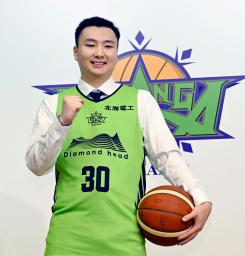 　バスケットボールのＢ１北海道に加入し、記者会見でポーズをとる富永啓生＝９日、札幌市
