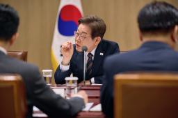 　９日、韓国政府の会議に出席する李在明大統領＝ソウル（大統領府提供・聯合＝共同）