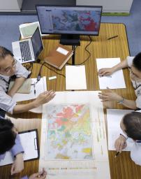 　原子力発電環境整備機構の事務所で行われた、佐賀県玄海町を対象とする処分場選定の文献調査の作業＝９日午前、東京都港区