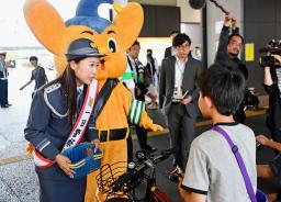 　警視庁竹の塚署の一日署長を務め、自転車の盗難防止を呼びかける早川優衣さん（左）＝９日午後、東京都足立区