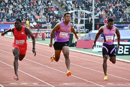 　男子１００メートルでゴールするサニブラウン・ハキーム（中央）＝ヘンゲロ（共同）