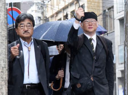 　告発状提出のため神戸地検に向かう神戸学院大の上脇博之教授（右）ら＝１０日午前、神戸市中央区