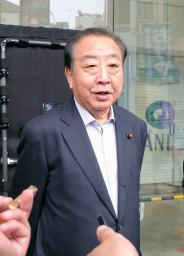 　記者団の取材に応じる立憲民主党の野田代表＝１０日午前、東京都大田区