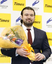 　現役引退の記者会見を終え、花束を手にする柔道男子のウルフ・アロン＝１０日午前、東京都品川区