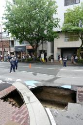　道路が陥没した現場＝１０日午後０時１６分、福岡市中央区