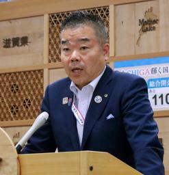 　滋賀県庁で記者会見する三日月大造知事＝１０日午前