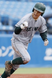 　聖カタリナ大戦の４回、適時打を放ちガッツポーズする西南学院大・安川＝神宮