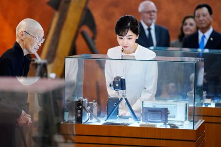 　パラナ日本移民センターの史料館を見学される秋篠宮家の次女佳子さま＝９日、ブラジル・ロランジア（共同）