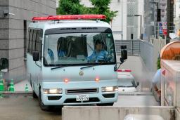 　送検のため名古屋・中署を出る、強盗殺人容疑で逮捕された男を乗せた車両＝１０日午前８時５３分