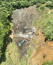 　静岡県熱海市の大規模土石流の起点となった場所に残る盛り土を撤去する行政代執行の様子＝２０２３年６月（県提供）