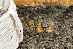 　名古屋市中区丸の内の工事現場で見つかった不発弾のようなもの＝１０日午後（同市提供）