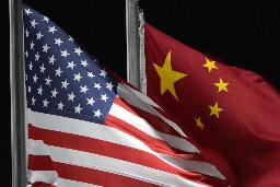 　米国と中国の国旗＝２０２２年（ＡＰ＝共同）