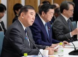　国家戦略特区諮問会議で発言する石破首相（左）＝１０日午後、首相官邸