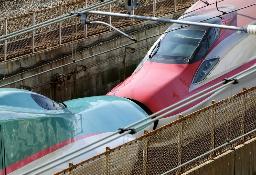 　走行する新幹線「はやぶさ」（左）と「こまち」＝３月、東京都荒川区