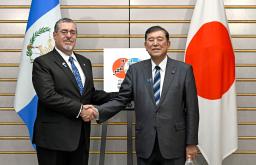 　会談を前にグアテマラのアレバロ大統領（左）と握手する石破首相＝１０日午後、首相官邸