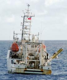 　沖縄県・与那国島周辺の日本の排他的経済水域内で活動する台湾の海洋調査船＝１０日午前（第１１管区海上保安本部提供）