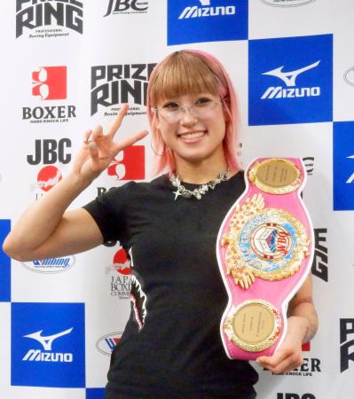　記者会見後、撮影に応じるＷＢＯ女子スーパーフライ級王者の昼田瑞希＝１０日、東京・後楽園ホール