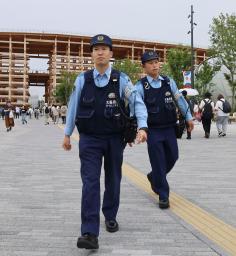 　大阪・関西万博会場を巡回する「会場警察隊」の日高翔太巡査部長（左）と井上卓哉巡査＝５月、大阪市此花区の夢洲　