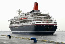 　１１日間の船旅を終え、神戸港に帰港する「洋上慰霊」の船＝１１日午前