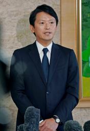　兵庫県庁に登庁し、記者団の取材に応じる斎藤元彦知事＝１１日午前