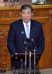 　参院本会議で、警告決議について答弁する石破首相＝１１日午前