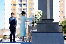 　カンポグランデ日伯文化体育協会で、移民先駆者慰霊碑に供花される秋篠宮家の次女佳子さま＝１０日、ブラジル・カンポグランデ（共同）