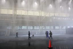 　新設の強風装置を使った台風レベルの暴風雨の再現実験＝１１日午後、茨城県つくば市の防災科学技術研究所