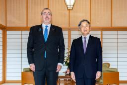 　グアテマラのアレバロ大統領と記念撮影される天皇陛下＝１１日午後、皇居・御所（宮内庁提供）