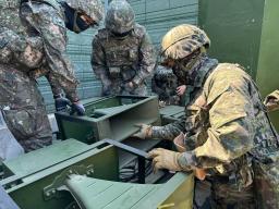 　２０２４年６月、南北軍事境界線付近での軍事演習で、宣伝放送のために設置された拡声器を扱う韓国軍兵士ら（韓国国防省提供・ロイター＝共同）