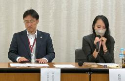 　記者会見する「スタートアップユニオン」代表の松阪美穂さん（右）と顧問弁護士の大竹寿幸氏＝１１日午前、厚労省