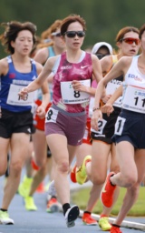 　女子５０００メートルＡ　力走する佐藤早也伽（８）＝深川市陸上競技場