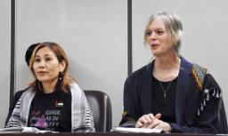 　判決後に記者会見する原告のエリン・マクレディさん（右）と緑さん＝１１日午後、東京・霞が関の司法記者クラブ