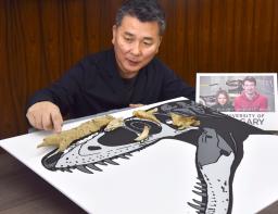 　中間型のティラノサウルス「カンクウルウ」の化石について説明する北海道大の小林快次教授＝１１日午後、札幌市