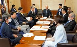 　国会で開かれた参院厚労委理事会＝１２日午前