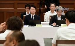 　兵庫県議会６月定例会に提出した自身の給与減額条例改正案が継続審議となり、うつむく斎藤元彦兵庫県知事＝１２日午前