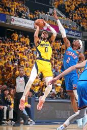 　サンダーとのＮＢＡ決勝第３戦でシュートを放つペーサーズのハリバートン＝インディアナポリス（ＮＢＡＥ・ゲッティ＝共同）