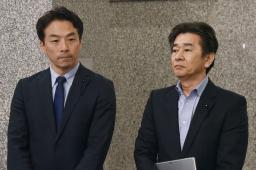 　兵庫県議会で問責決議が可決され、記者団の取材に応じる増山誠県議（左）と岸口実県議＝１２日午後